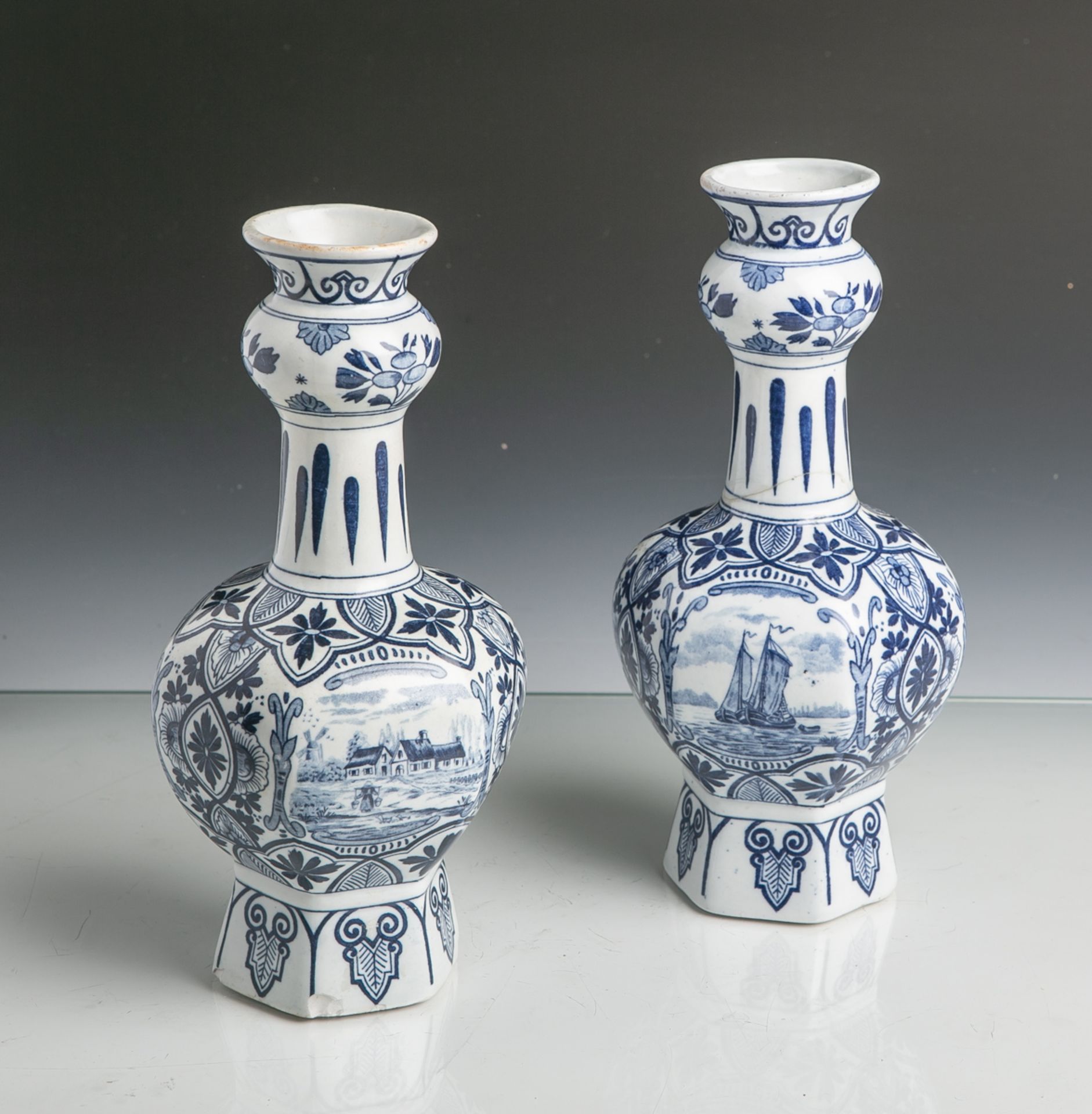 2 kl. Vasen (Delft, blaue Unterbodenmarke, 19. Jahrhundert), Bäuerliche Motive m.Blumendekor,