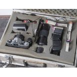 Fotoausrüstung im Aluminiumkoffer, Kamera Pentax ME m. Objektiv SMC Pentax-M 1:1,7. 50 mmplus Winder