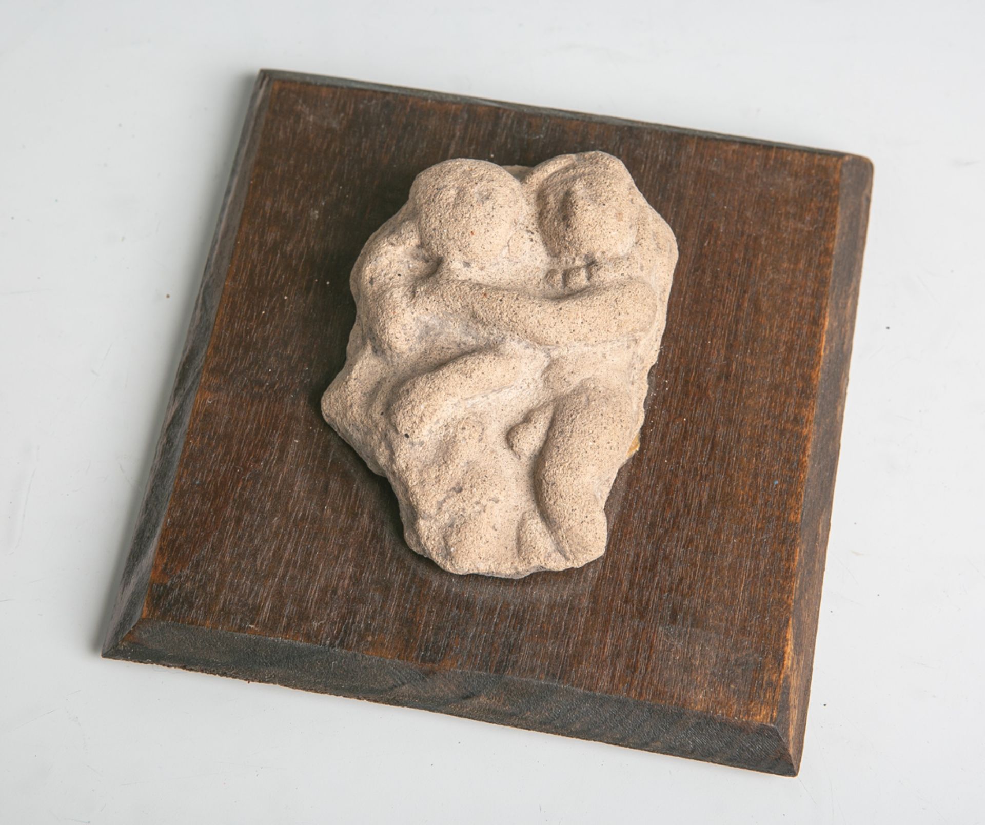 Aktdarstellung "Mann u. Frau" (wohl Indien), aus Stein geschnitzt, auf Holzplatte geklebt,L. ca. 9,5