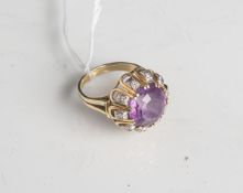 Damenring, violettfarbener Amythist (Dm. ca. 1,2 cm) umringt von 10 kl. Brillanten imAchtkantschliff