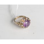 Damenring, violettfarbener Amythist (Dm. ca. 1,2 cm) umringt von 10 kl. Brillanten imAchtkantschliff