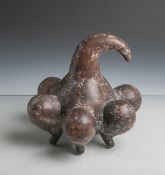 Antikes Keramikobjekt in Kürbisform aus Mittelamerika, sechsfüßig, spitz auslaufender Kopfmit