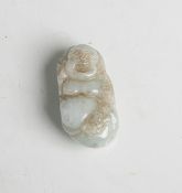 Schnitzarbeit aus Jade (China), Lachender Hotai, Anhänger m. Befestigungsloch, L. ca. 3,8cm.