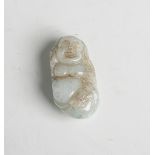 Schnitzarbeit aus Jade (China), Lachender Hotai, Anhänger m. Befestigungsloch, L. ca. 3,8cm.