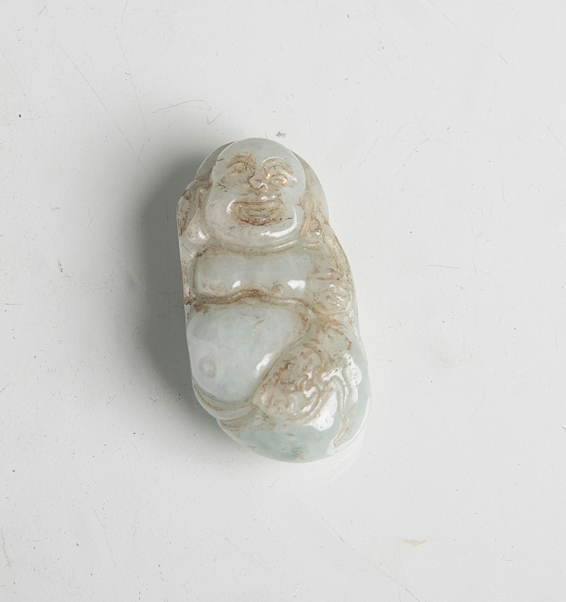 Schnitzarbeit aus Jade (China), Lachender Hotai, Anhänger m. Befestigungsloch, L. ca. 3,8cm.