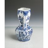 Kl. Vasen (Delft, blaue Unterbodenmarke, um 1900), Blumendekor, Blaumalerei, glasiert,gestempelt "