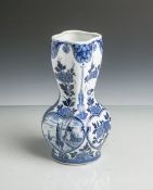 Kl. Vasen (Delft, blaue Unterbodenmarke, um 1900), Blumendekor, Blaumalerei, glasiert,gestempelt "