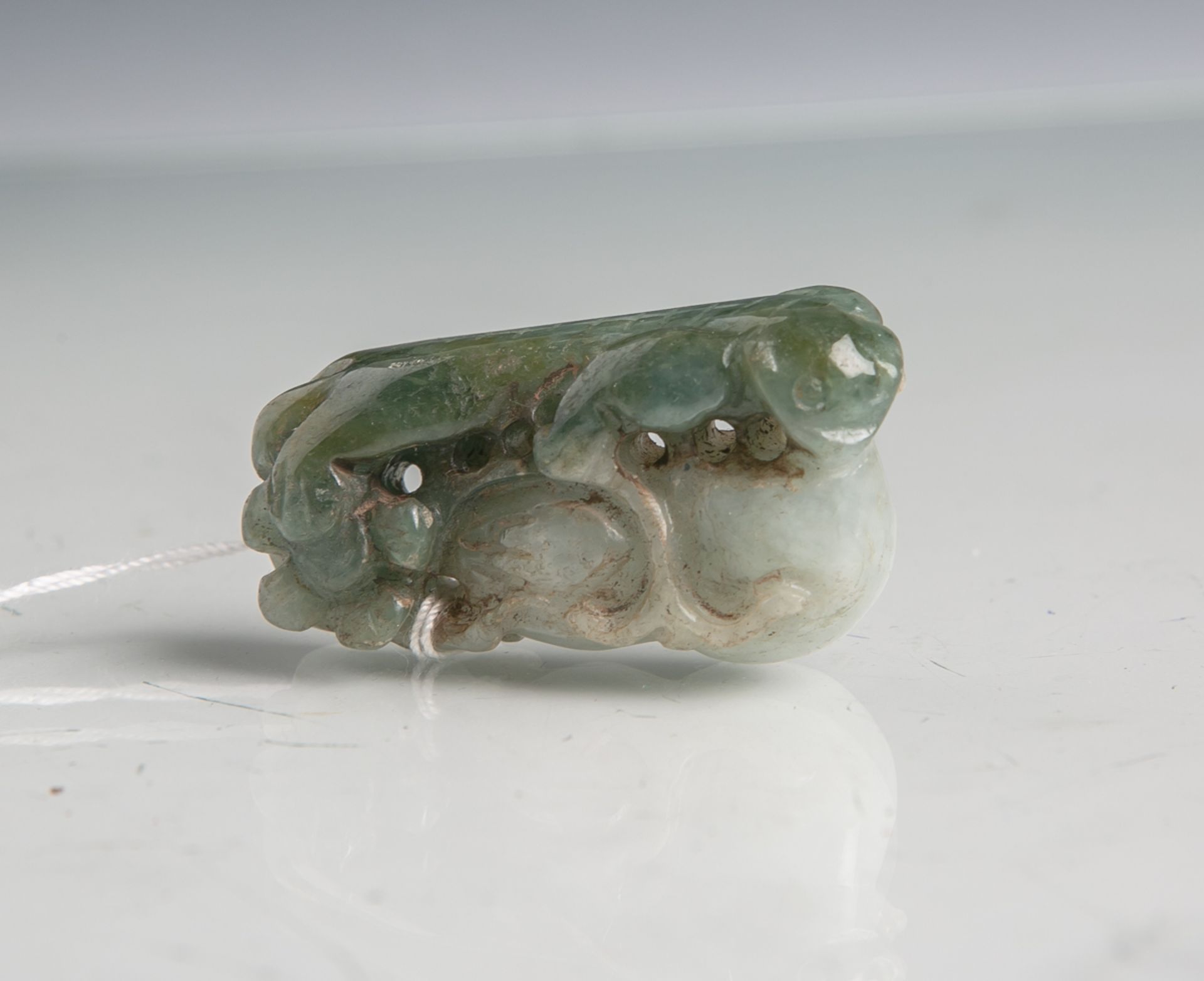 Schnitzarbeit aus Jade (China), Affe auf Kürbis, Anhänger (?) m. 9 Befestigungslöcher, L.ca. 4,4 cm.