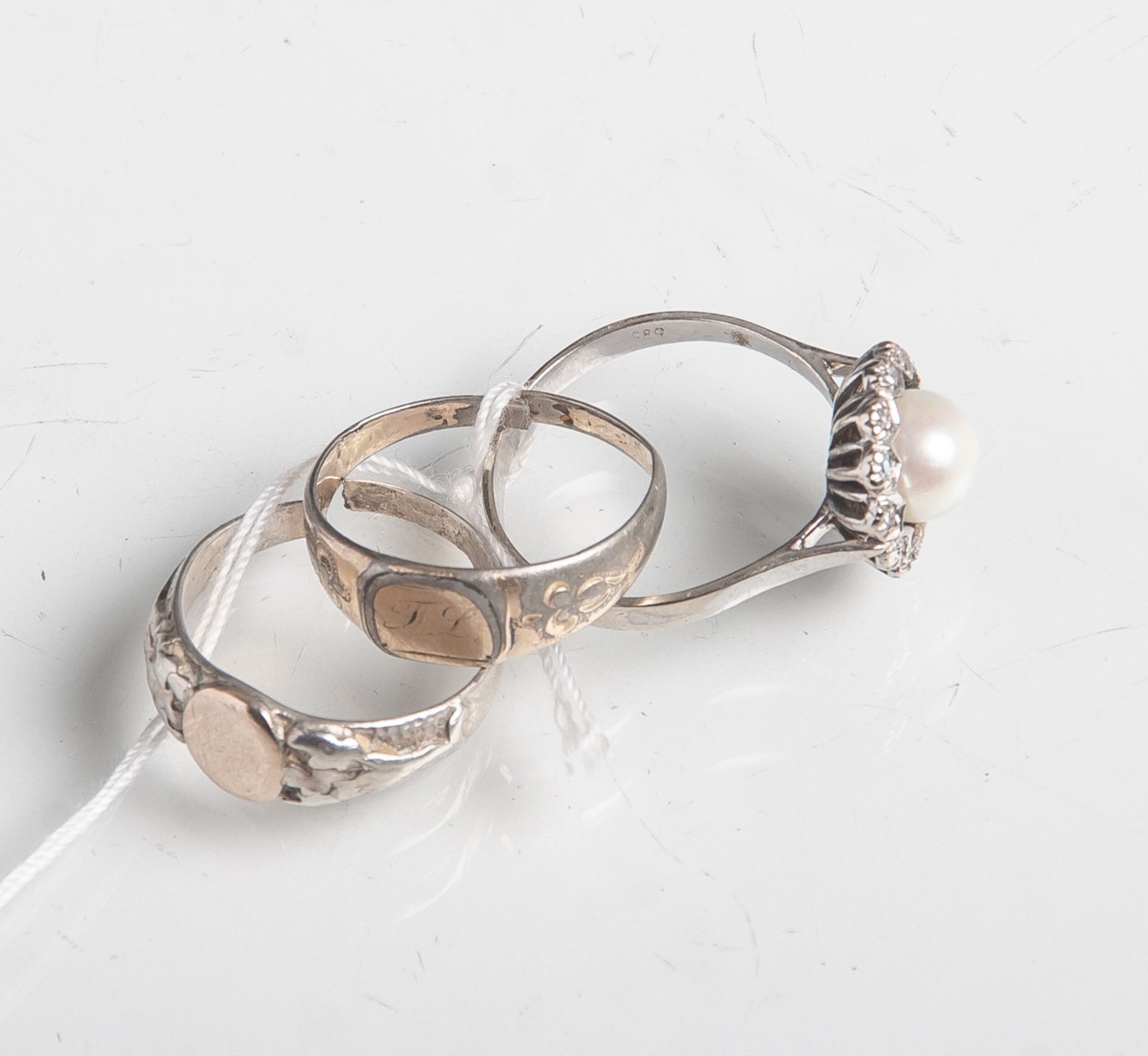 Konvolut Schmuck, bestehend aus: 2 Ringe Silber vergoldet mit verstellbarer Ringgröße (54) u. 1 Ring