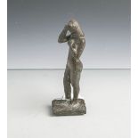 Stehender weiblicher Akt (wohl 20. Jahrhundert), Bronze, vollplastiche Darstellung einerFrau auf