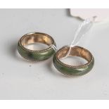 2 Ringe, grüner Jadereif in Silberfassung vergoldet, Ringgröße: 58 u. 60. Tragespuren.- - -21.00 %