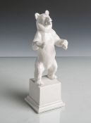 Stehender Bär (Porzellanmanufaktur Allach, Drittes Reich, Entwurf von F. Nagy), auf Sockelstehend,