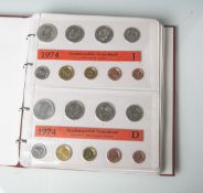 Konvolut von 20 Umlaufmünzsätzen im Sammelalbum (BRD, 1974 - 1978), Kupfer/Nickel/Stahl,10 Stück