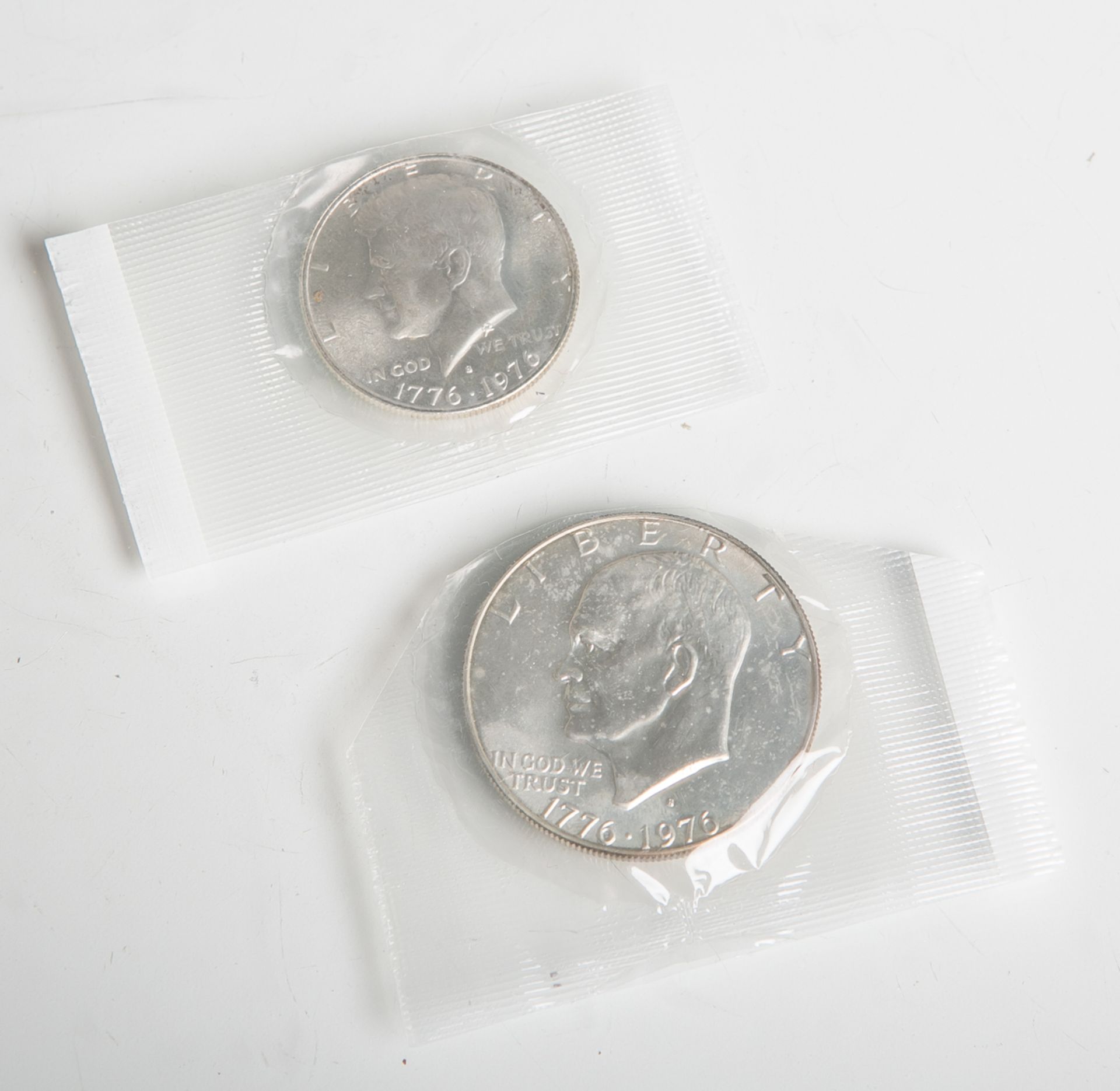 Kl. Konvolut von 2 Münzen (USA, 1976), bestehend aus: 1x One Dollar "Liberty", sog.Eisenhower-Dollar