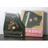 Akkordzither "Musima Markneukirchen" (DDR, 1988), 6/7-saitige Akkorde, schwarz lackiert,Abb. der