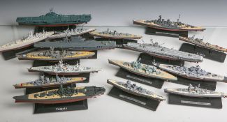 Konvolut von 15 versch. Kriegsschiffsmodellen (neuzeitlich), in versch. Maßstäben.