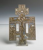 Russische orthodoxe Reiseikone (wohl 18./19. Jahrhundert), Kreuzigungsszene, Bronze mitblauer und