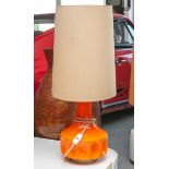 Vintage Tischlampe (1960/70er Jahre), orangefarbener Glasfuß m. orig. Schirm, Entw.: wohlPeill u.
