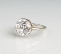 Solitairring 750 WG / GG, Handarbeit, besetzt m. 1 Diamant im Altschliff von ca. 6.00 ct.im hohen