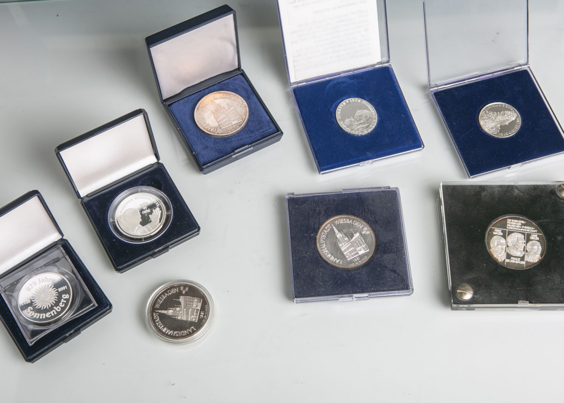 Konvolut von Silbermedaillen u. Münzen, 8 Stück, bestehend aus: 3x Für Unicef,Landeshauptstadt