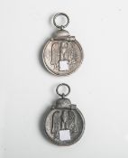2 Medaillen "Winterschlacht im Osten 1941/42" (2. WK), Drittes Reich, m. Hoheitssymbol,ohne Band.