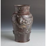 2 Vasen (China, wohl 19./20. Jahrhundert), Bronze patiniert, Motiv "fliegender Drache",Unterboden