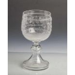 Großes Pokalglas aus klarem Glas (19. Jahrhundert), mit Rankenornamentik und