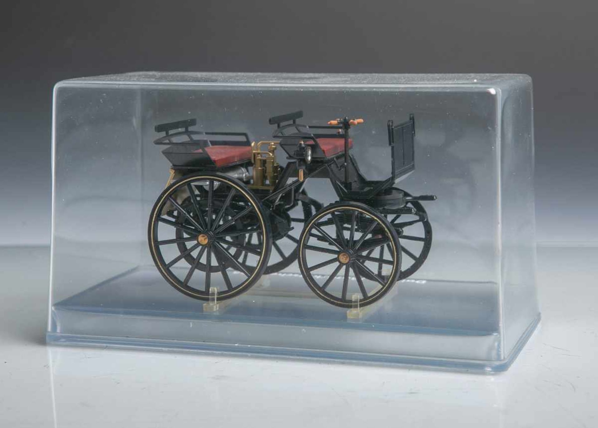 Modell von Daimler-Motorkutsche von 1886 (neuzeitlich, 1986), anlässlich des 100-jährigenJubiläums