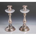2 Kerzenhalter (19./20. Jahrhundert), Metall versilbert, je m. Auffangschale aus klaremGlas, H. je