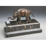 Elephantenfigur auf gr. Marmorsockel (20. Jahrhundert), Bronze patiniert, Stoßzähne ausBein