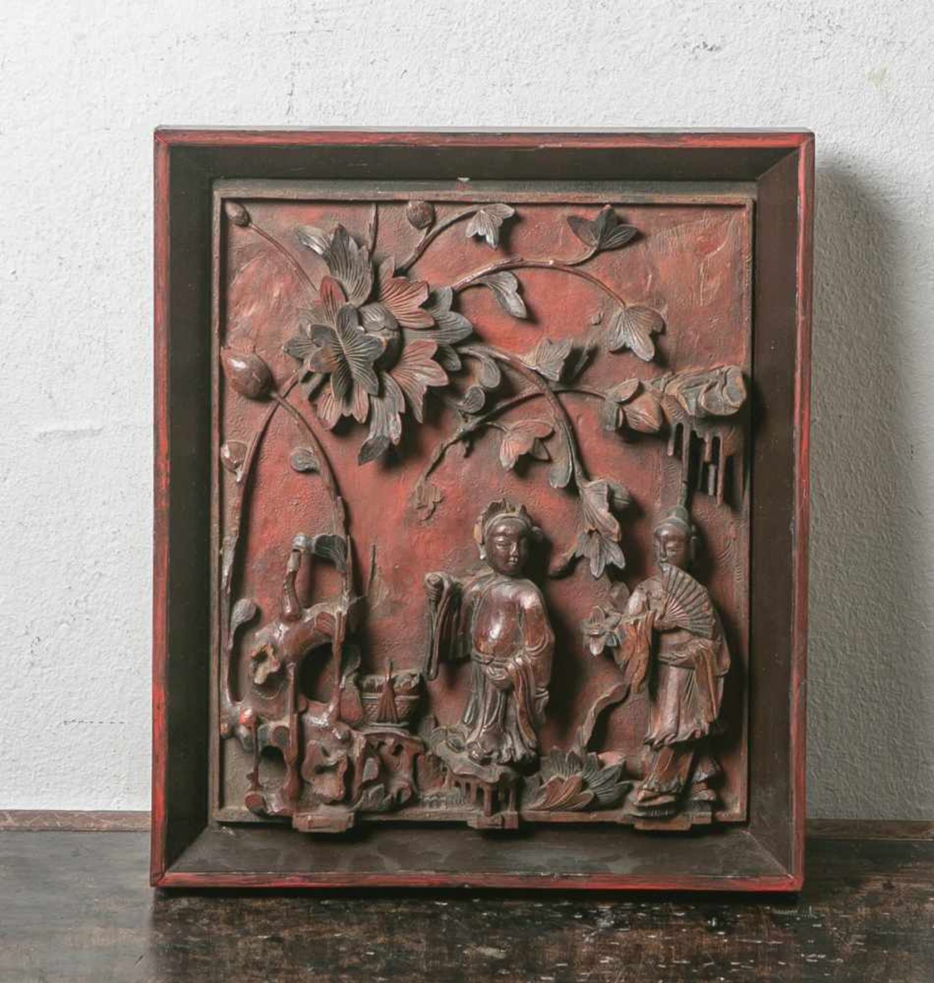 Füllungsfeld eines Möbelstücks (wohl 18./19. Jahrhundert, China), feine Schnitzarbeit mitFiguren und