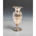 Kleine Blumenvase 835 Silber, gewellter Rand, H. ca. 13 cm, ca. 80 g. Altersgem. Zustand.- - -21.