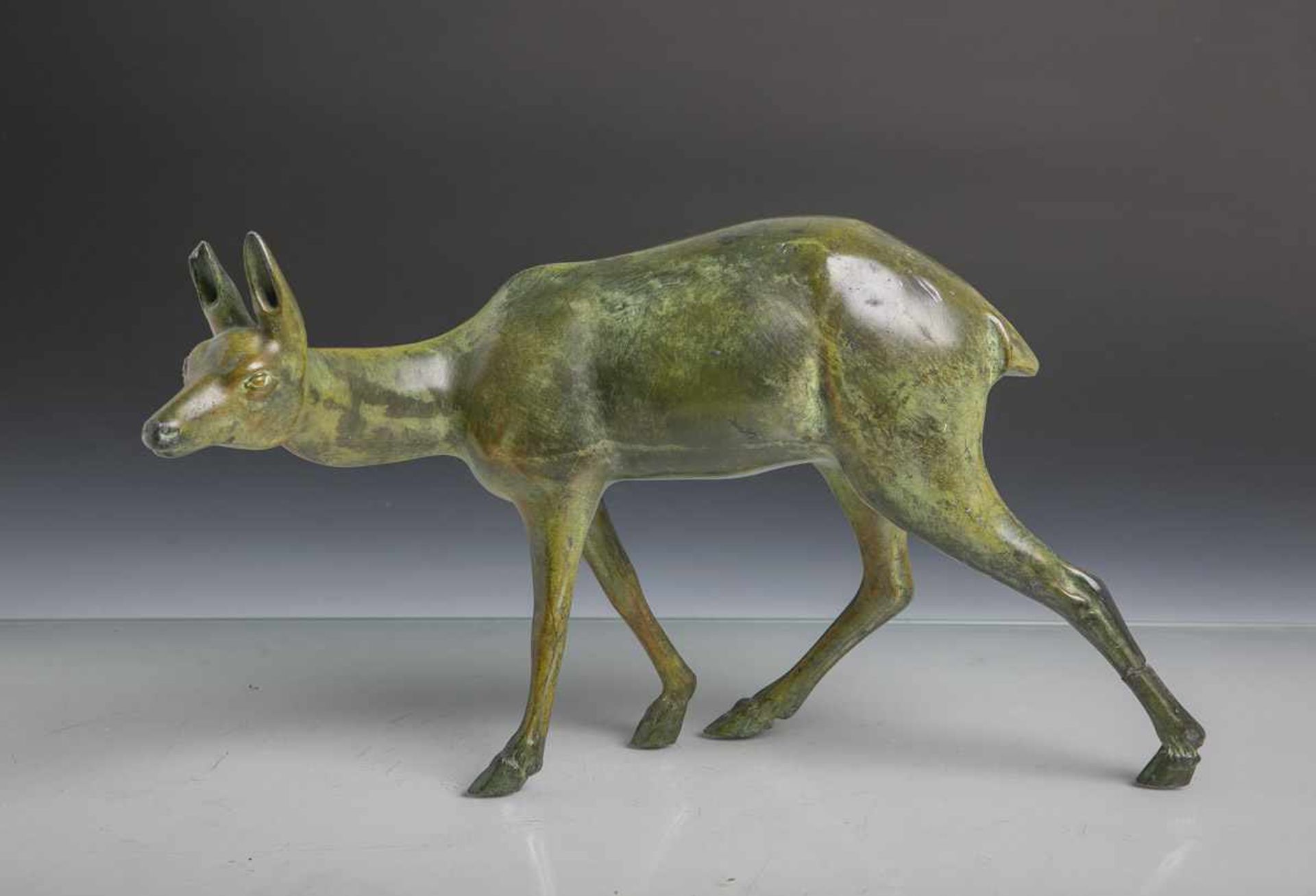 Unbekannter Künstler (wohl 20. Jahrhundert), Hirschkuh, Bronze grün patiniert, hohlgegossen, ca.