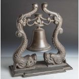 Asiatische Glocke aus massivem Metall (Ende 19. Jahrhundert), die Glocken-Aufhängungbesteht aus 2