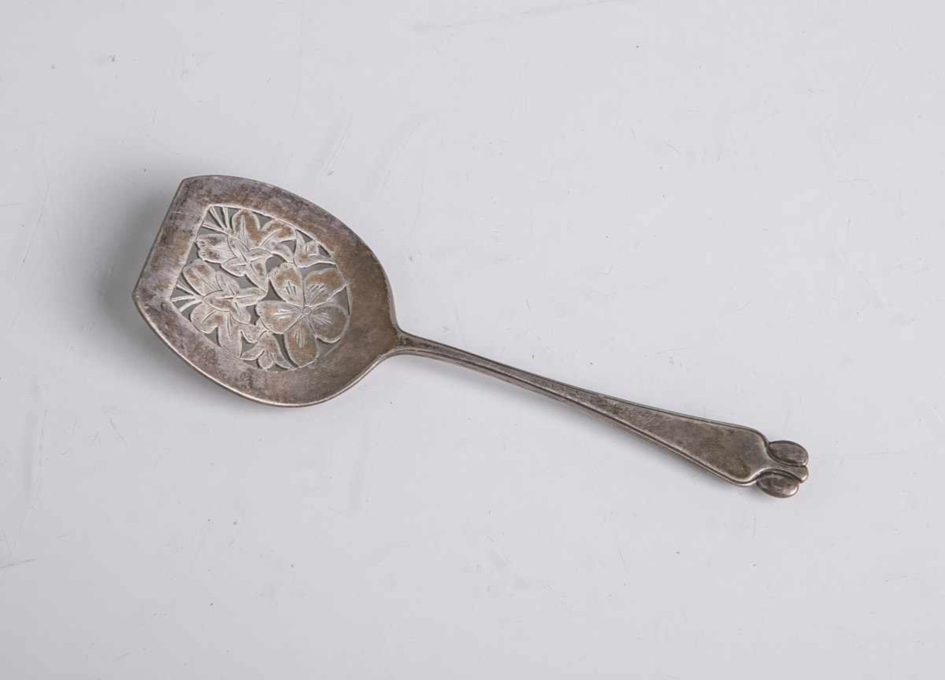 Pralinenheber aus Silber m. durchbrochenem Floraldekor, undeutlich gepunzt, L. ca. 13 cm,Gewicht ca.