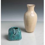 2 kl. Vasen (China, 18./19. Jahrhundert), Porzellan, davon 1x beigefarbene Vase m.Krakelee-Muster,