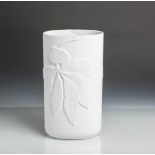 Ovale Vase (Thomas, neuzeitlich, Deutschland), Weißporzellan, mattiert m.Kastanienblattrelief, ca.