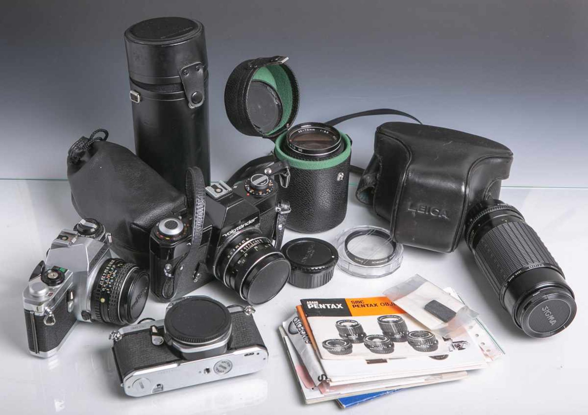 Konvolut von 3 Kameras m. div. Objektiven, bestehend aus: 1x Pentax MG (Gehäusenr.7269105) m.