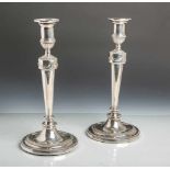 2 versilberte Kerzenleuchter (England, wohl 19./20. Jahrhundert), Herstellerpunze wohlHawksworth,