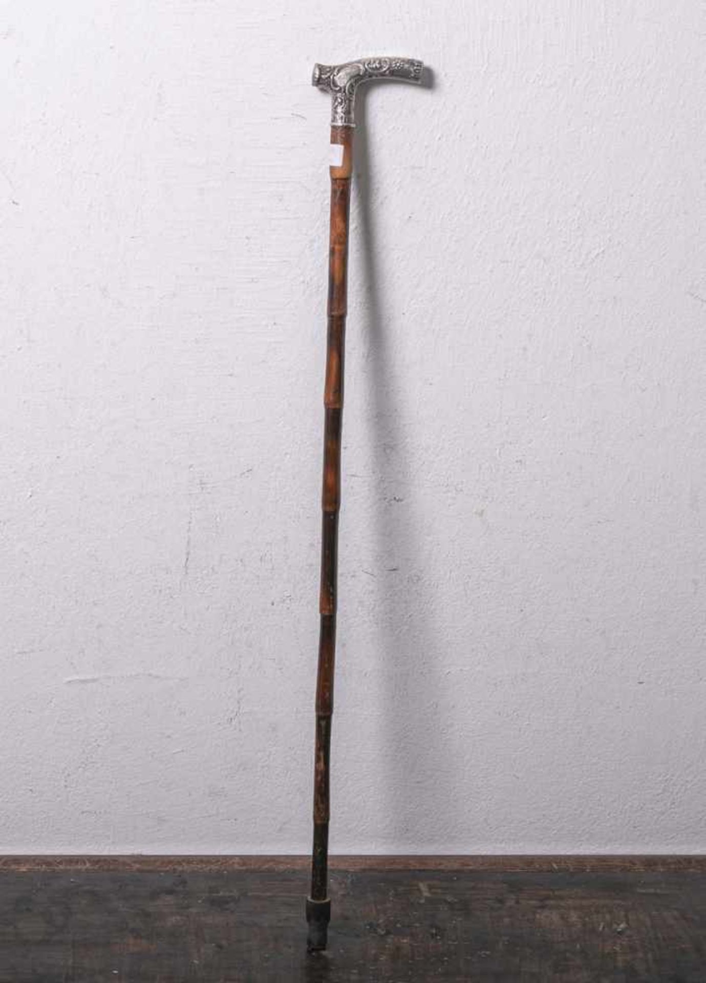 Spazierstock (20. Jahrhundert), Bambusholz m. floralem Silbergriff, undeutlich gepunzt,Gummikapsel