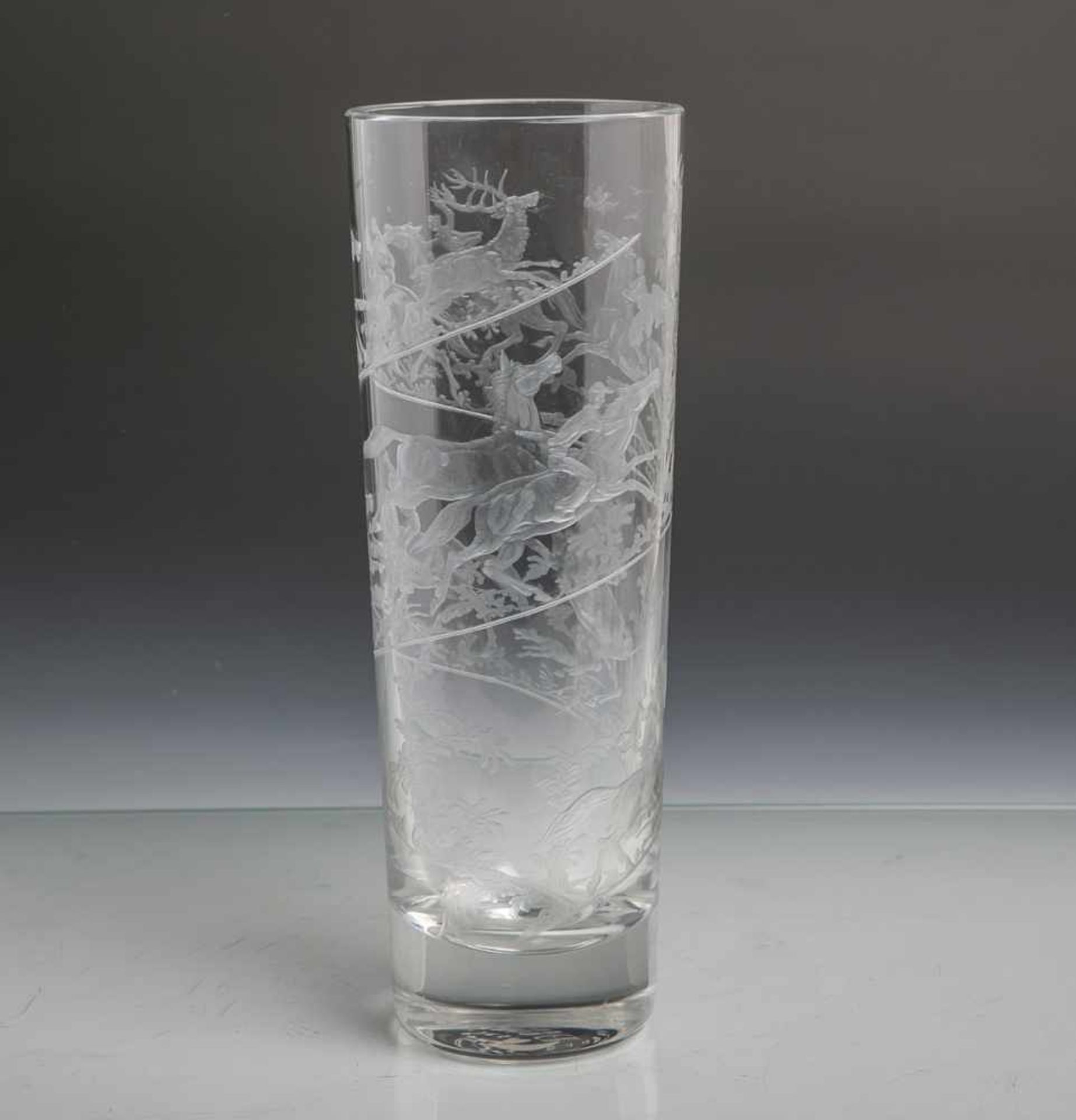 Glasvase aus klarem Glas (20. Jahrhundert), leichte Kegelform, ringförmig umlaufendeJagdszenen m.