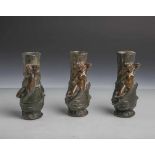 Unbekannter Künstler (Jugendstil, 20. Jahrhundert), 3 kl. Vasen aus Bronze, den