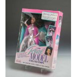 Nachfolgend Sammlung zahlreicher Barbie-Puppen (1940-1990er Jahre), Modelpuppe "BeverlyJohnson" (