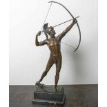 Bronzefigur "Krieger" (wohl 19./20. Jahrhundert), nackter Krieger m. Raupenhelm einenBogen spannend,