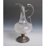 Weinschenkkanne (19. Jahrhundert), Gefäß aus klarem Glas m. Ranken u. Blattwerk verziert,