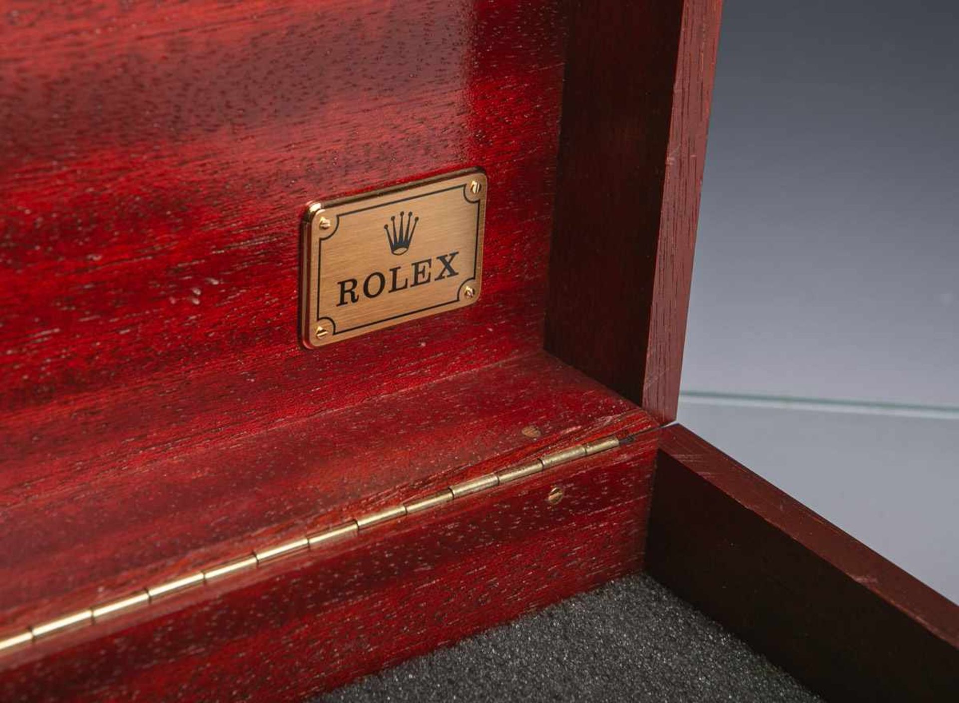 Original Rolex-Uhrenbox aus Mahagoniholz, poliert und mit umlaufendem Band aus Messingeingelegt, - Bild 2 aus 2