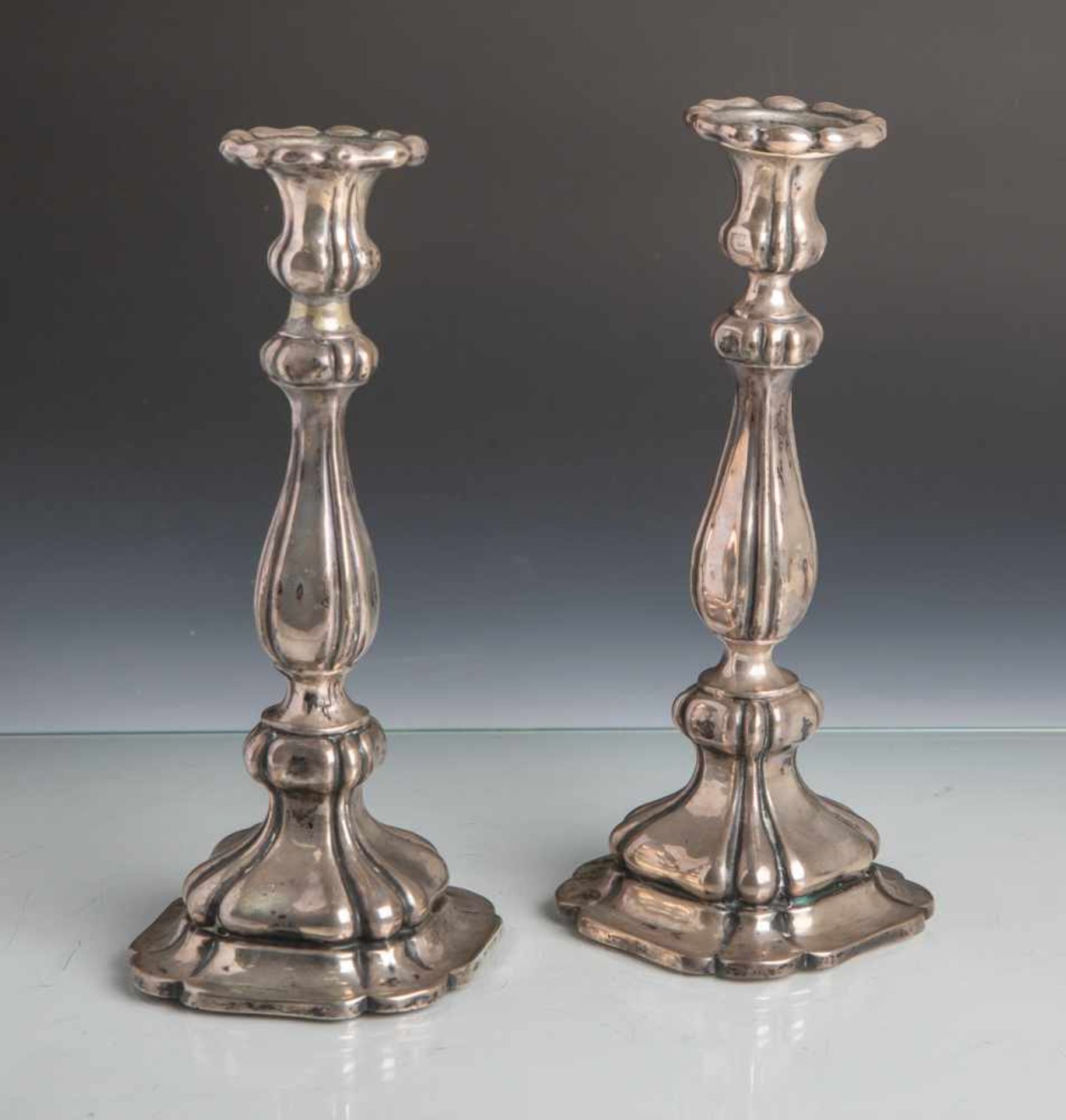Paar Kerzenständer aus 12-lötigem Silber (um 1860), merfach gestempelt: Hersteller /Feingehalt / M