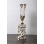 Tischlampe (wohl 19./20. Jahrhundert), aus geschliffenem Kristallglas, teilweise mitGoldbemalung,