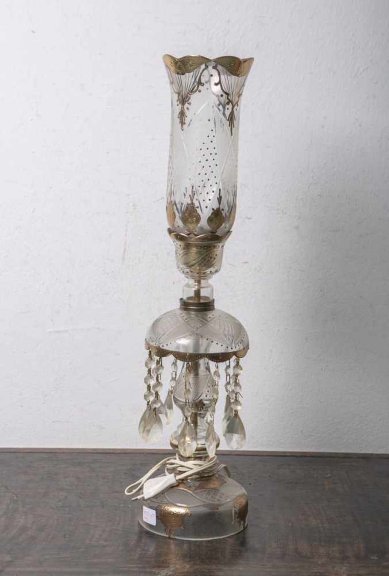Tischlampe (wohl 19./20. Jahrhundert), aus geschliffenem Kristallglas, teilweise mitGoldbemalung,