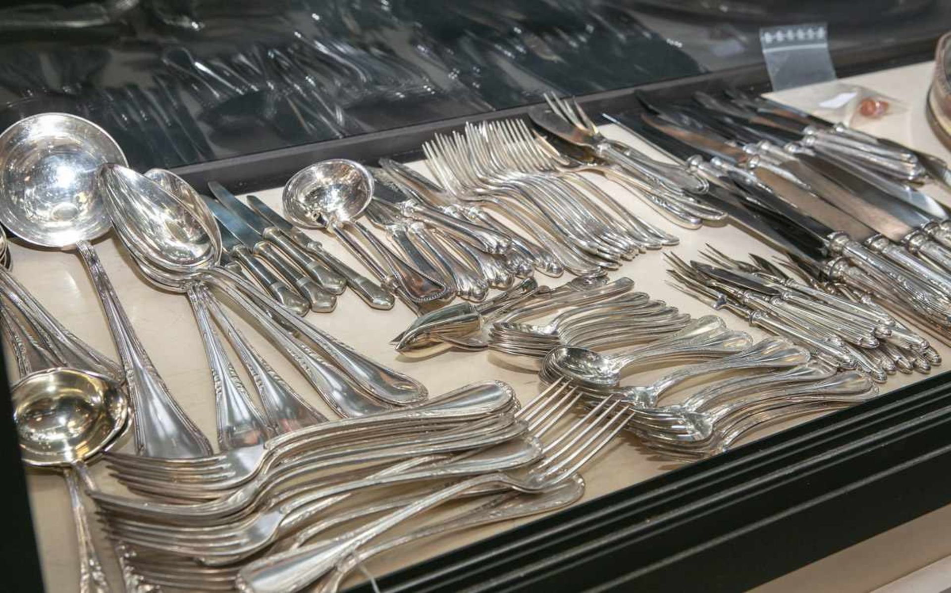 Silberbesteck (80er Auflage), insgesamt 130 Teile, bestehend aus: 12 x große Messer; 12 xgroße